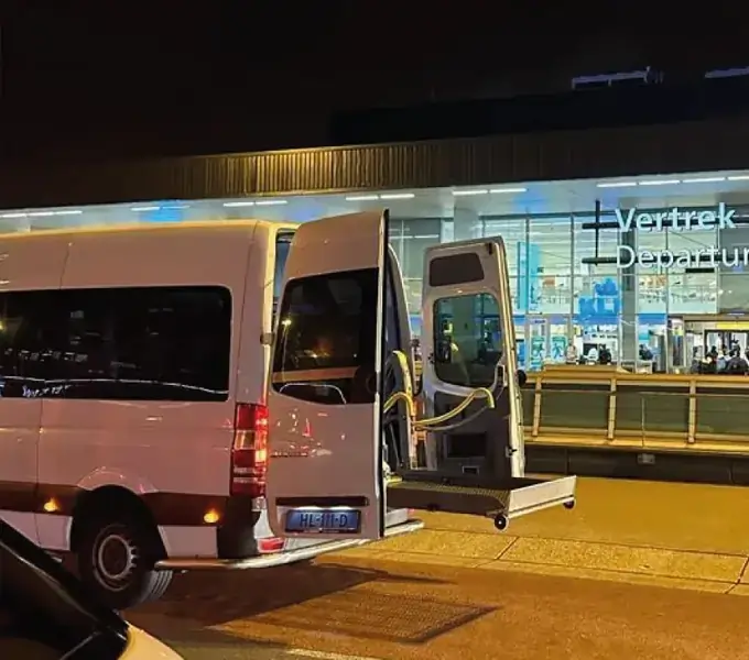 Rolstoelbus bij Schiphol voor reizigers uit Oosterhout